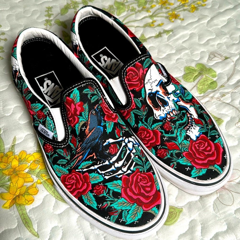 Vans WMNS Classic Slip-0n
Rose Skulls Black/True White 
VN0A7Q5D6BT m7/w8.5